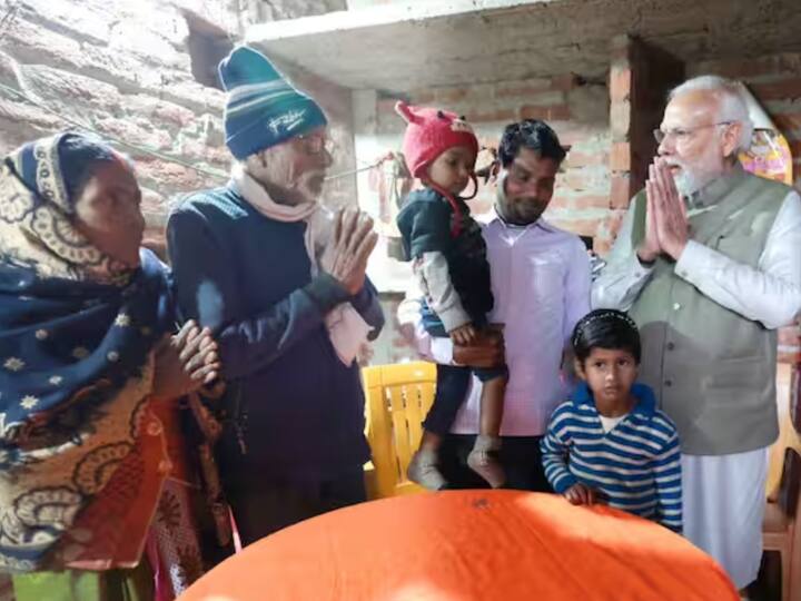 PM Modi Ayodhya Visit: ਪ੍ਰਧਾਨ ਮੰਤਰੀ ਨਰਿੰਦਰ ਮੋਦੀ ਸ਼ਨੀਵਾਰ (30 ਦਸੰਬਰ) ਨੂੰ ਰਾਮਨਗਰੀ ਅਯੁੱਧਿਆ ਪਹੁੰਚੇ। ਪ੍ਰਧਾਨ ਮੰਤਰੀ ਨੇ ਅਚਾਨਕ ਕੇਂਦਰ ਸਰਕਾਰ ਦੀ 'ਉਜਵਲਾ ਯੋਜਨਾ' ਦੀ ਲਾਭਪਾਤਰੀ ਮੀਰਾ ਮਾਂਝੀ ਨਾਲ ਵੀ ਮੁਲਾਕਾਤ ਕੀਤੀ।