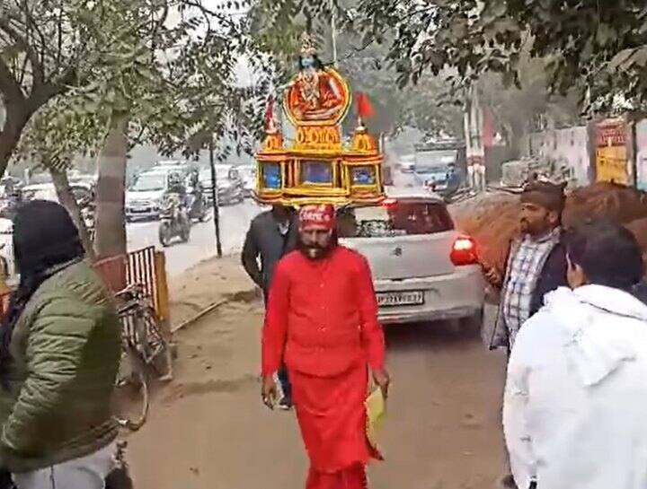 Ayodhya Ram Mandir Inauguration prayagraj ram bhakt Rajendra Tiwari Dukan Ji inviting people in different way ann Ramlala Pran Pratishtha: मिलिए भगवान राम के अनोखे भक्त से, सिर पर मंदिर का मॉडल रख अयोध्या आने का दे रहे न्यौता