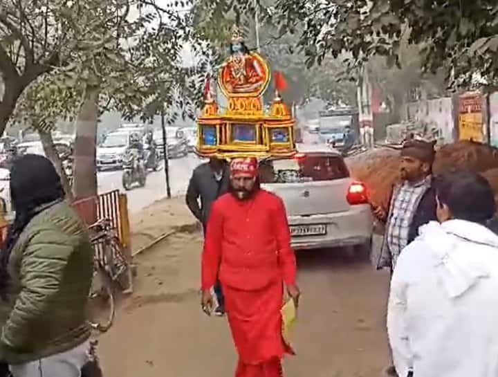 Ramlala Pran Pratishtha: मिलिए भगवान राम के अनोखे भक्त से, सिर पर मंदिर का मॉडल रख अयोध्या आने का दे रहे न्यौता Ayodhya Ram Mandir Inauguration prayagraj ram bhakt Rajendra Tiwari Dukan Ji inviting people in different way ann Ramlala Pran Pratishtha: मिलिए भगवान राम के अनोखे भक्त से, सिर पर मंदिर का मॉडल रख अयोध्या आने का दे रहे न्यौता