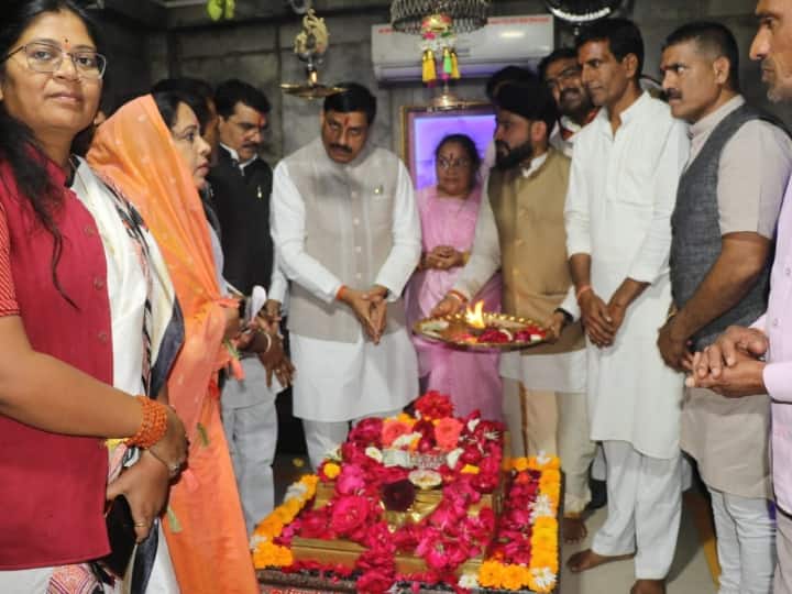 MP News ministers portfolios took place in Madhya Pradesh CM Mohan Yadav reached Khandwa ann MP News: मंत्रियों के विभागों का बंटवारा, भोपाल में सूची देकर सिंगाजी धाम दर्शन करने पहुंचे CM मोहन यादव