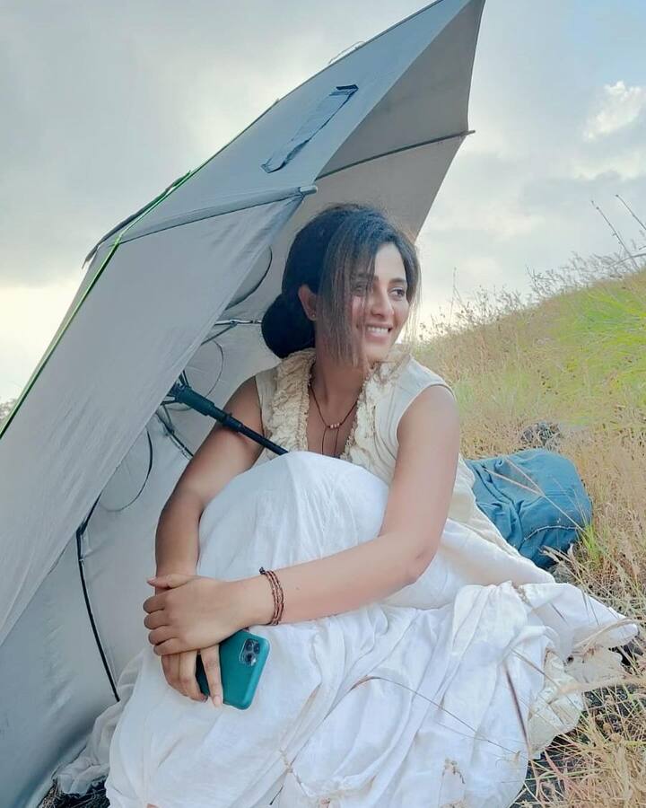 இந்த புகைப்படங்கள் லைக்ஸ்களை அள்ளி வருகிறது.