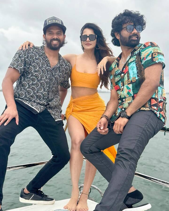 గర్ల్ మాత్రమే కాకుండా బాయ్ ఫ్రెండ్స్తో కలిసి న్యూ ఇయర్ సెలబ్రేషన్ కోసం ఫ్లోరిడా వెళ్లింది.