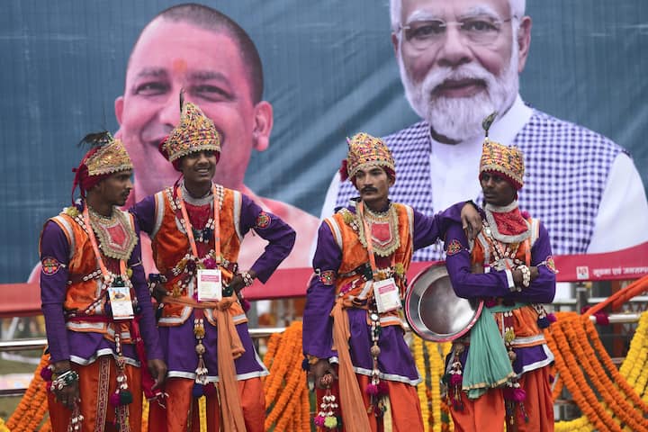 অযোধ্যাজুড়ে আজ শ্রীরাম ও মোদির বড় বড় কাটআউট। গেরুয়া পতাকা আর জয় শ্রীরাম লেখা পতাকায় ছয়লাপ রাম জন্মভূমি।