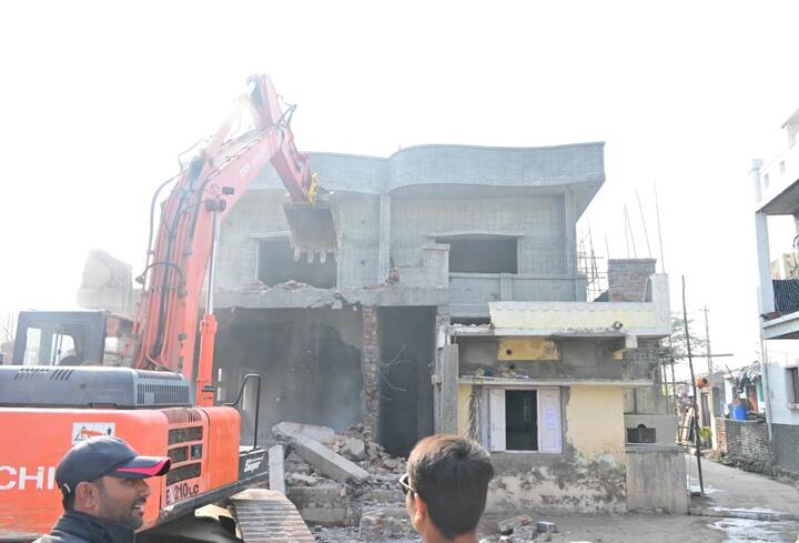 શહેરના બેડી વિસ્તારમાં આવેલા રઝાક સાઇચાનાના ઘર પર આજે સવારે તંત્ર દ્વારા બૂલડૉઝર ફેરવવામાં આવ્યુ હતુ. આ એક્શન રઝાક સાઇચાના પર લેન્ડ ગ્રેબિંગની ફરિયાદ બાદ લેવામાં આવી હોવાનું સામે આવ્યુ છે.