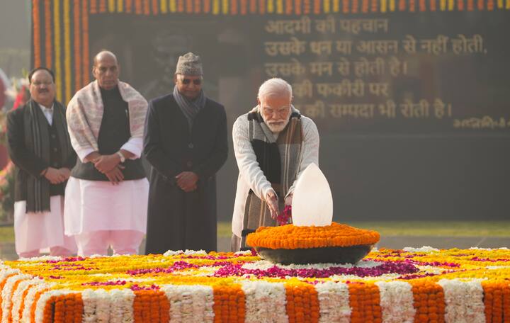 भारत रत्न पूर्व प्रधानमंत्री अटल बिहारी वाजपेयी की जयंती (25 दिसंबर) पर उन्हें देशभर में श्रद्धांजलि दी गई. इसके साथ ही बीजेपी के देश भर के मुख्यालयों में श्रद्धांजलि कार्यक्रम का आयोजन किया गया.