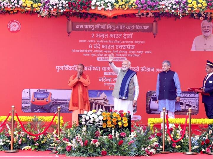 PM Modi Ayodhya Visit: अयोध्या में पीएम मोदी का काफिला थोड़ी देर के लिए लता मंगेशकर चौक पर रुका. पीएम मोदी ने लता मंगेशकर चौक की खूबसूरती को निहारा. रोड शो के दौरान जगह-जगह पीएम मोदी का स्वागत हुआ.