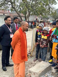 In Pics: पीएम मोदी के साथ अयोध्या दौरे पर CM योगी, लाभार्थियों के बच्चों से की बात, देखें तस्वीरें