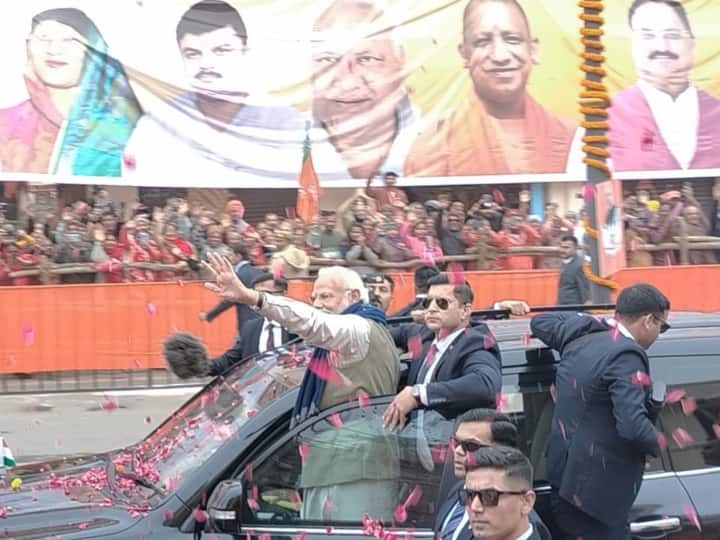 PM Modi Ayodhya Visit: अयोध्या में महर्षि वाल्मीकि अंतरराष्ट्रीय एयरपोर्ट पर मुख्यमंत्री योगी आदित्यनाथ ने पीएम मोदी का स्वागत किया. एयरपोर्ट से निकलने के बाद पीएम मोदी ने रोड शो किया.