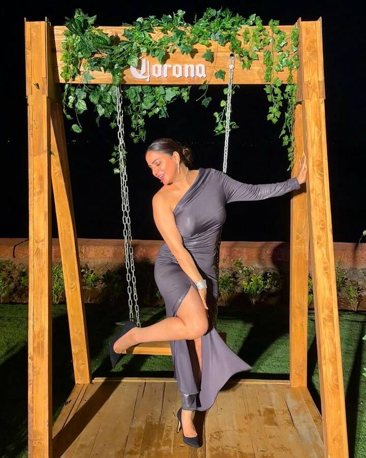 श्रद्धा आर्या का शिमरी ग्रे गाउन भी कुछ ऐसा है जिसे आप पार्टियों के लिए ट्राई कर सकती हैं. हर कोई आपके स्टाइल से इंप्रेस हो जाएगा