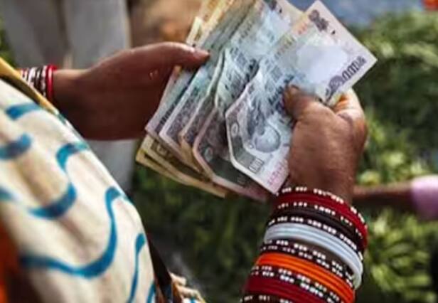 ਕੇਂਦਰ ਸਰਕਾਰ ਵੱਲੋਂ ਗਰਭਵਤੀ ਔਰਤਾਂ ਲਈ ਪ੍ਰਧਾਨ ਮੰਤਰੀ ਮਾਤ੍ਰਿਤਵ ਵੰਦਨਾ ਯੋਜਨਾ ਚਲਾਈ ਜਾ ਰਹੀ ਹੈ। ਇਸ ਯੋਜਨਾ ਤਹਿਤ ਗਰਭਵਤੀ ਔਰਤਾਂ ਨੂੰ ਪਹਿਲੇ ਬੱਚੇ ਦੇ ਜਨਮ ਸਮੇਂ ਲਾਭ ਮਿਲਦਾ ਹੈ। ਇਸ ਯੋਜਨਾ ਵਿੱਚ, ਸਰਕਾਰ ਗਰਭਵਤੀ ਔਰਤਾਂ ਦੇ ਖਾਤਿਆਂ ਵਿੱਚ ਸਿੱਧੇ ₹ 6000 ਟ੍ਰਾਂਸਫਰ ਕਰਦੀ ਹੈ।