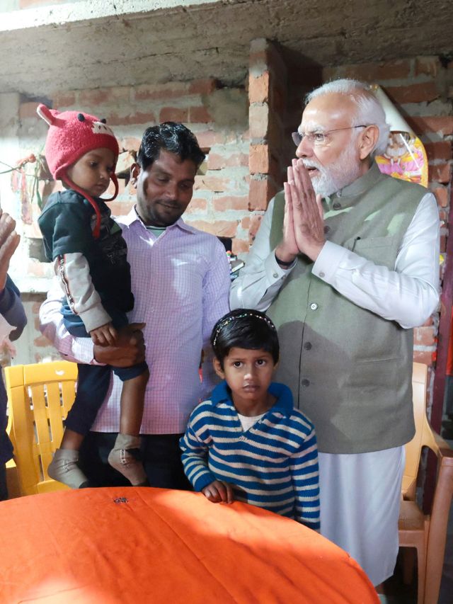 Pm Modis Surprise Visit To Ujjwala Scheme Beneficiarys House In Ayodhya 6919