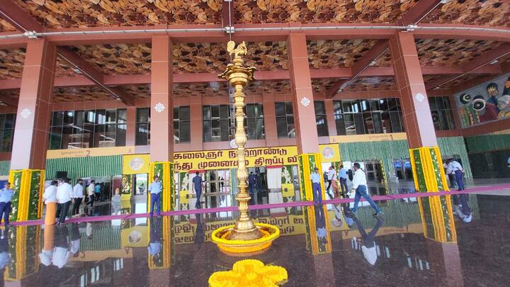 கலைஞர் நூற்றாண்டு பேருந்து முனையத்தின் வாசலில் இருக்கும் பெரிய குத்து விளக்கு