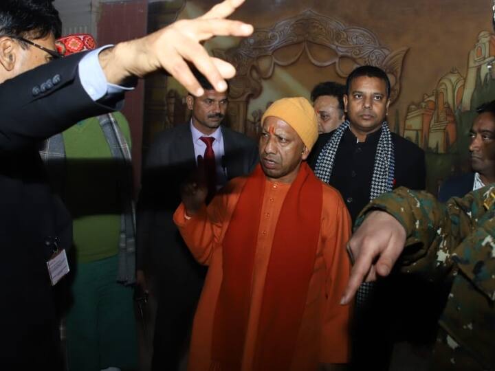 प्रधानमंत्री के कार्यक्रम स्थल पर तैयारियों की सीएम योगी ने समीक्षा और अधिकारियों निर्देशित भी किया.