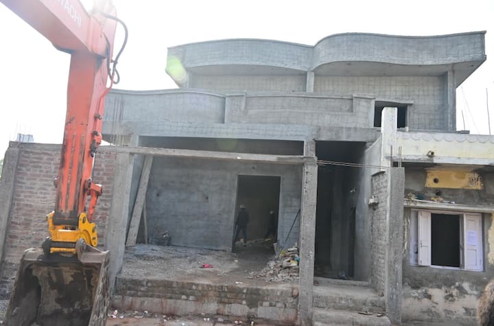 જોકે, હવે ગૃહ રાજ્ય મંત્રી હર્ષ સંઘવીના આદેશ બાદ તાબડતોડ એક્શન લેવાઇ છે, યોગી સ્ટાઇલમાં બૂલડૉઝર એક્શન પછી શહેરમાં અન્ય કુખ્યાત ગુંડા તત્વો પણ ફફડી ગયા છે.