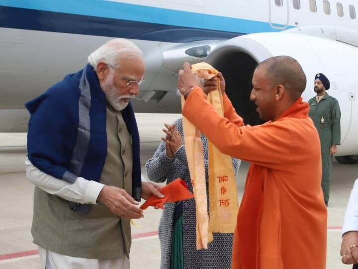 पीएम मोदी विशेष विमान से अयोध्या पहुंचे, जहां राज्यपाल आनंदीबेन पटेल और मुख्यमंत्री ने उनका स्वागत किया.
