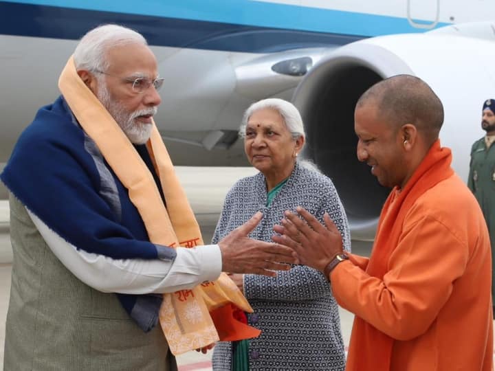 PM Modi in Ayodhya: प्रधानमंत्री नरेंद्र मोदी शनिवार को अयोध्या पहुंचे, जहां राज्यपाल आनंदीबेन पटेल और सीएम योगी आदित्यनाथ ने बुके देकर उनका स्वागत किया. इसके बाद वे कार्यक्रम स्थल के लिए रवाना हो गए.