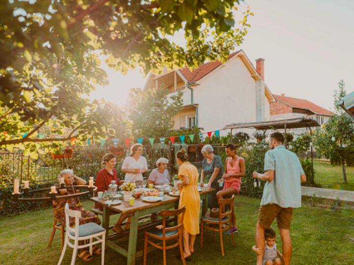 अगर हो सके तो नए साल के जने के लिए बाहर किसी क्लब में जाने से बेहतर या बाहर कहीं भीड़ में पार्टी करने से बेहतर है आप किसी रूफटॉप रेस्टोरेंट या फिर घर में ही पार्टी कर लें.