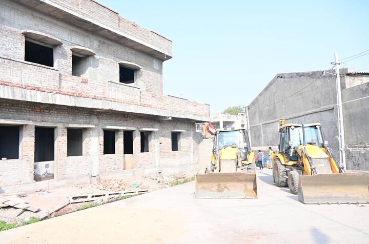 સામે આવેલી તસવીરોમાં જોઇ શકાય છે કે, જામનગરના કુખ્યાત ગુંડા તત્વ રઝાક સાઇચાના પર હવે યોગી સ્ટાઇલમાં બૂલડૉઝર એક્શન લેવાઇ છે.