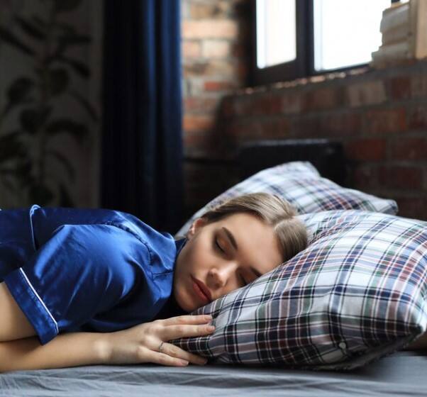 ਸਿਹਤਮੰਦ ਰਹਿਣ ਲਈ ਚੰਗੀ ਖਾਣ-ਪੀਣ ਦੀਆਂ ਆਦਤਾਂ ਅਤੇ ਕਸਰਤ ਓਨੀ ਹੀ ਜ਼ਰੂਰੀ ਹੈ ਜਿੰਨੀ ਚੰਗੀ ਨੀਂਦ। ਪੂਰੀ ਨੀਂਦ ਲੈਣ ਨਾਲ ਵਿਅਕਤੀ ਨੂੰ ਥਕਾਵਟ ਮਹਿਸੂਸ ਨਹੀਂ ਹੁੰਦੀ ਅਤੇ ਮਨ ਦਿਨ ਭਰ ਤਰੋਤਾਜ਼ਾ ਰਹਿੰਦਾ ਹੈ। ਇਸੇ ਤਰ੍ਹਾਂ ਜੇਕਰ ਰਾਤ ਨੂੰ ਚੰਗੀ ਤਰ੍ਹਾਂ ਨੀਂਦ ਨਾ ਆਵੇ ਤਾਂ ਅਗਲੇ ਦਿਨ ਕਈ ਸਮੱਸਿਆਵਾਂ ਪੈਦਾ ਹੋ ਜਾਂਦੀਆਂ ਹਨ।