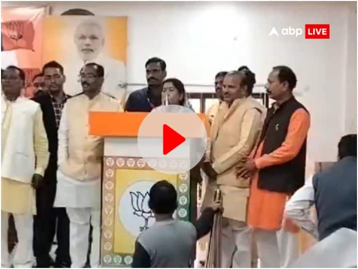 madhya pradesh minister radha singh video went viral know the reason ann MP News: सीएम मोहन यादव की मंत्री की फिसली जुबान, मंच पर भूल गईं भाषण, Video Viral