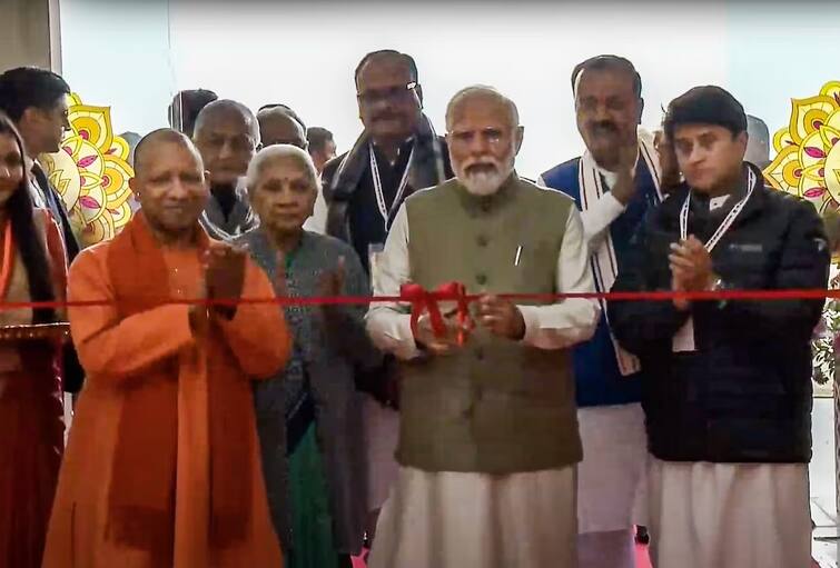 PM In Ayodhya News: historic moment with pm modi inaugurates maharishi valmiki international airport ayodhya watch video Ayodhya: અયોધ્યામાં પીએમ મોદી, મહર્ષિ વાલ્મિકી ઇન્ટરનેશનલ એરપોર્ટનું કર્યુ ઉદઘાટન, દિલ્હીથી આવશે પહેલી ફ્લાઇટ