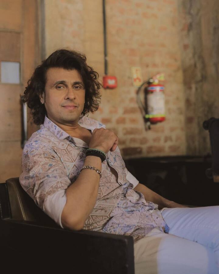 सिंगर सोनू निगम भी फैंस के हेट का शिकार हो चुके हैं. सोनू पर एक लाइव कॉन्सर्ट में धक्का मुक्की की गई थी, जिसके बाद सिंगर ने शिकायत भी दर्ज कराई थी.