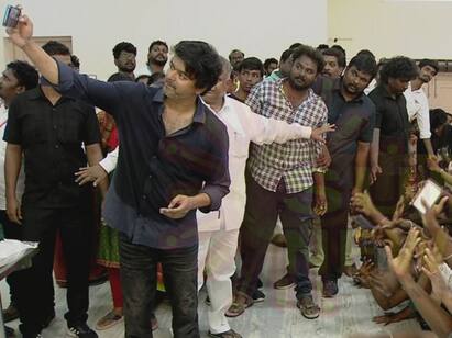 Relief aid to flood affected peoples Vijay taken a selfie with the youngsters Thalapathy Vijay: நெல்லையில் ரசிகர்களுடன் செல்ஃபி எடுத்துக்கொண்ட விஜய்! ஆர்ப்பரித்த தளபதி ஃபேன்ஸ்!