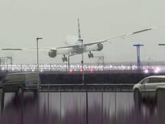London Heathrow Plane Bumpy Landing : ల్యాండ్ అయ్యే టైమ్ లో ఊగిపోయిన విమానం | ABP Desam