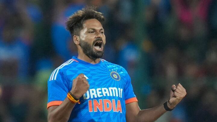 বাংলার ফাস্ট বোলার এই বছরেই ওয়েস্ট ইন্ডিজ়় সফরে তিন ফর্ম্যাটেই ভারতের হয়ে অভিষেক ঘটান।