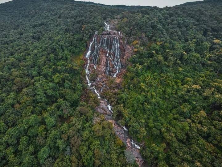बाहुबली मूवी में दिखाए गए वाटरफॉल की तरह दिखने वाला हांदावाड़ा वाटरफॉल छत्तीसगढ़ के सबसे ऊंचे और चौड़े वाटरफॉल में शुमार है. यही वजह है कि पर्यटक यहां नए साल का जश्न मनाने पहुंच रहे हैं.