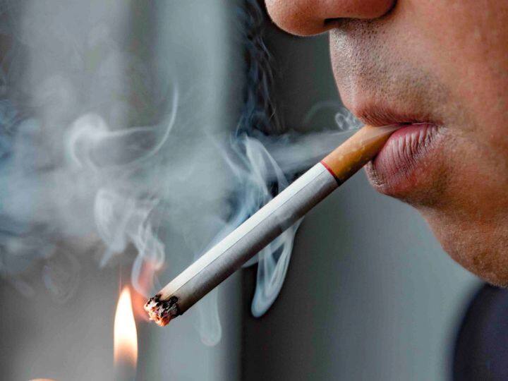 सिगरेट पीना सेहत के लिए हानिकारक होता है. सिर्फ सेहत के लिए ही नहीं बल्कि इससे पैसे की बर्बादी भी होती है. लेकिन बावजूद इसके बहुत सारे लोग सिगरेट पीते हैं. भारत में सिगरेट की बात की जाए तो खूब सिगरेट पी जाती है. एक रिपोर्ट के मुताबिक भारत में 38 फ़ीसदी लोग रोजाना एक से लेकर 5 सिगरेट पीते हैं.