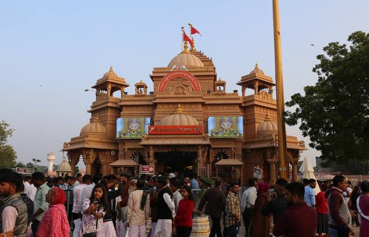 Sarangpur Hanumanji Mandir: ભારતભરમાં અત્યારે પવિત્ર ધનુર્માસ ચાલી રહ્યો છે, હિન્દુ ધર્મ અને ધાર્મિક અને વૈદિક રીતે ધનુર્માસનો ખુબ જ મહિમા છે, હાલમાં દિવસોમાં ગુજરાતમાં પણ ઠેર ઠેર મંદિરોમાં ધનુર્માસના ખાસ દર્શન થઇ રહ્યાં છે.
