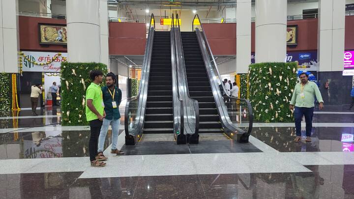 கிளாம்பாக்கம் பேருந்து நிலையத்தில் நகரும் படிகட்டுகளும் உள்ளன