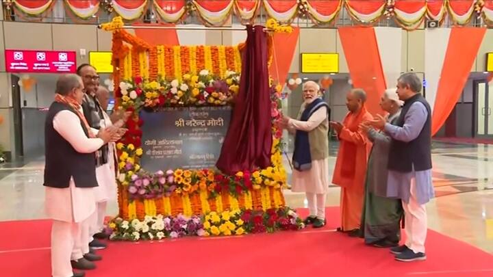 রোড শো চলাকালীন প্রধানমন্ত্রীর কনভয় লক্ষ্য করে পুষ্পবৃষ্টি হয়। হাত নেড়ে পাল্টা অভিবাদন জানান মোদি।