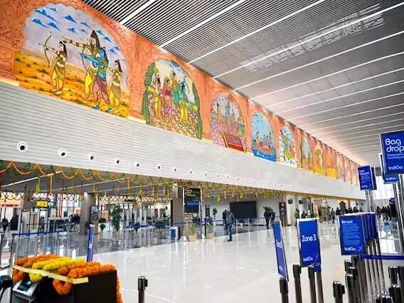 image 6એરપોર્ટ ટર્મિનલ બિલ્ડિંગનો આગળનો ભાગ શ્રી રામ મંદિર જેવો બનાવવામાં આવ્યો છે. અંદર અયોધ્યા શહેર તેમજ શ્રી રામના જીવનને દર્શાવતી કલાકૃતિઓથી શણગારવામાં આવ્યું છે.