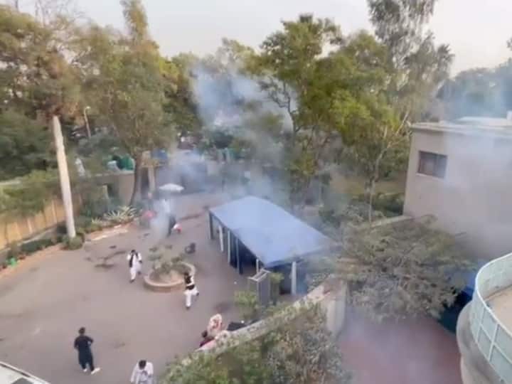 पाकिस्तान में आतंकी हमलों में बढ़ोतरी देखी गई. पाकिस्तान इस साल कई आतंकी हमलों से दहल गया. 271 हमलों में 389 लोगों की मौत हुई और 656 घायल हो गए. सितंबर में एक मस्जिद में आत्मघाती हमला हुआ, जिसमें 57 लोगों की मौत हो गई.