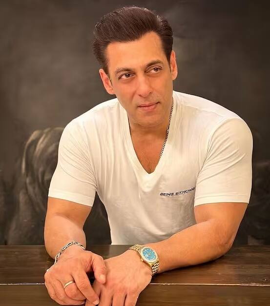 साल 2016 में रिलीज हुई 'सुल्तान' में सलमान खान ने अनुष्का शर्मा के साथ स्क्रीन शेयर किया था. इस मूवी में काम करने के लिए सलमान खान ने मेकर्स से 100 करोड़ रुपये की फीस चार्ज की थी और इतनी रकम लेने वाले पह पहले सुपरस्टार बन गए.