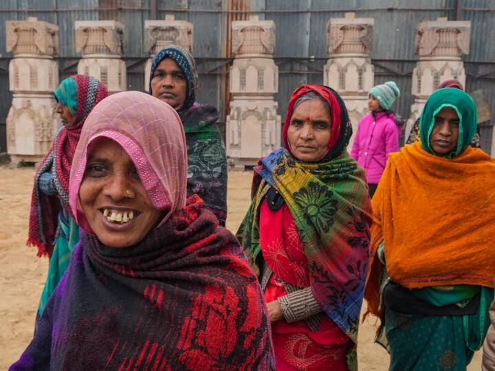 श्रद्धालुओं के चेहरे खिले हुए हैं.