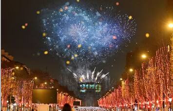 আর কয়েক ঘণ্টা। তার পরই উল্টে যাবে ক্যালেন্ডারের পাতা। চলে আসবে নতুন বছর। বর্ষবরণ নিয়ে নানারকম পরিকল্পনা নানা জনের। জানেন কি, বিশ্বের নানা প্রান্তে বর্ষবরণের জন্য নানা ধরনের রীতি-রেওয়াজ চালু রয়েছে? এমন রীতি-রেওয়াজ যা শুনলে আমার-আপনার একটু অদ্ভুত লাগতে পারে বটে, তবে যাঁদের রীতি তাঁরা বিনা প্রশ্নে ওই রীতি অক্ষরে অক্ষরে পালন করেন। (ছবি:PIXABAY)