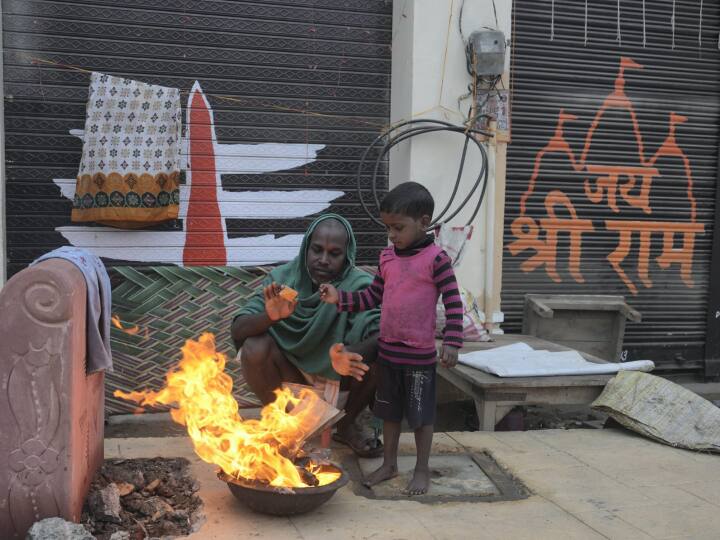 कई लोगों ने दुकानों की शटर पर भी जय श्रीराम लिखवाया लिया है.