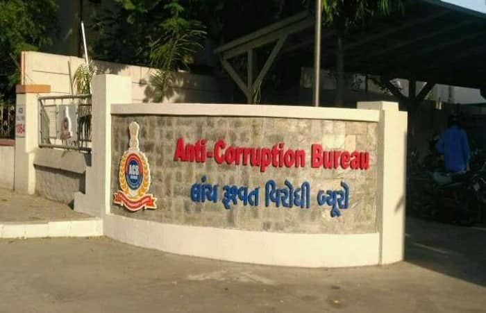 Gir Somnath News: ACB raided Ahmedpur Mandvi check post on Saturday evening, police escaped with fists Gir Somanth: અહેમદપુર માંડવી ચેકપોસ્ટ પર શનિવારે સાંજે ACB ત્રાટકી, પોલીસ મુઠ્ઠીવાળીને ભાગી છૂટી