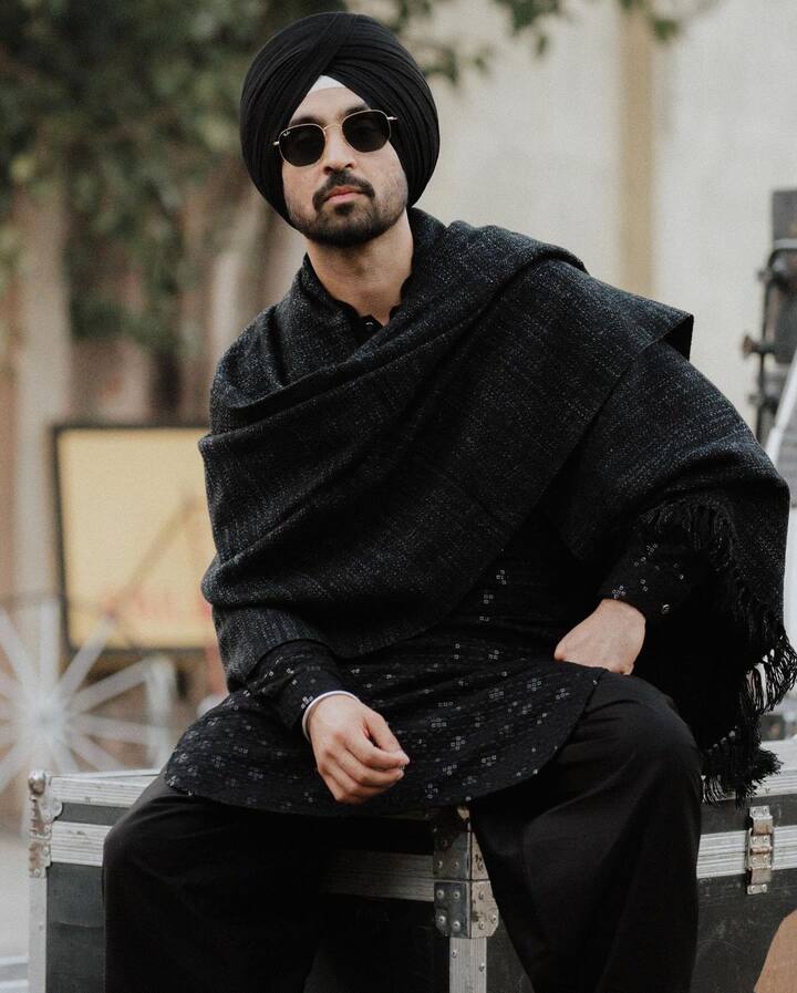 His black turban added more flair to his look.