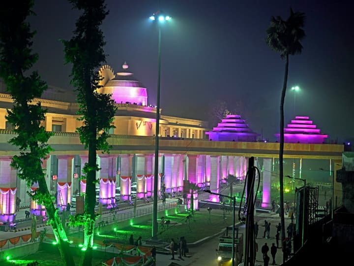 पुनर्विकसित और खूबसूरत अयोध्या धाम जंक्शन रेलवे स्टेशन रौशनी से जगमगाता हुआ. प्रधानमंत्री नरेंद्र मोदी ने शनिवार (30 दिसंबर) को इसका उद्घाटन किया है.