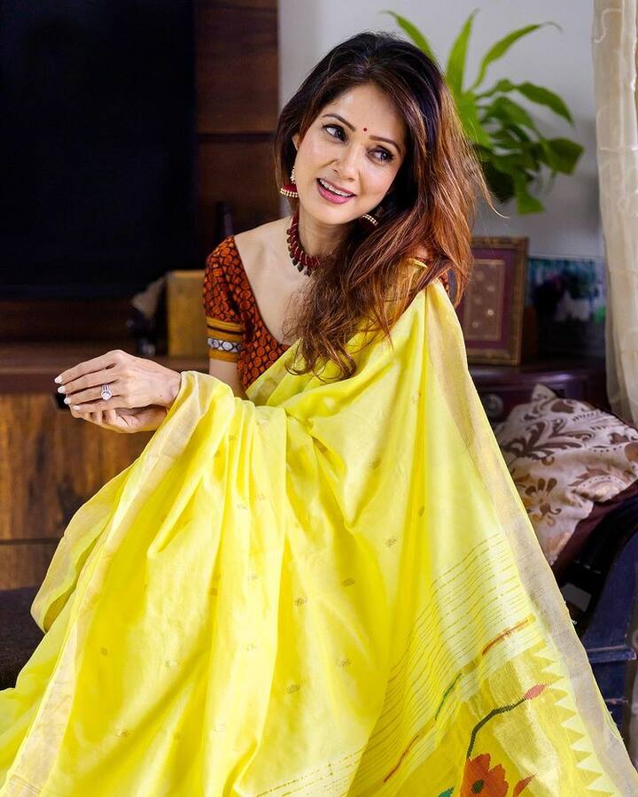 હાલમાં એક્ટ્રેસ તેની શાનદાર સાડી તસવીરોને લઈ સોશિયલ મીડિયા પર ચર્ચામાં છે.