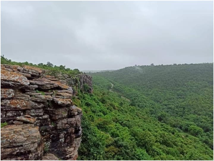 इनमें सबसे ज्यादा पर्यटक आकाश नगर, ढोलकल, झारालावा, हांदावाड़ा और मिचनार को पसंद कर रहे हैं. बस्तर जिले का मिचनार टूरिज्म स्पॉट इन दिनों पर्यटकों से गुलजार है.