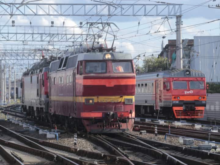 ट्रेन जिन पटरियों पर दौड़ती है वो हमेशा खुले में रहते हैं, लेकिन उन पर कभी भी जंग नहीं लगती. लेकिन आखिर ऐसा होता क्यों है. इन पटरियों के लोहे में ऐसा क्या है कि इनमें जंग नहीं लगती.