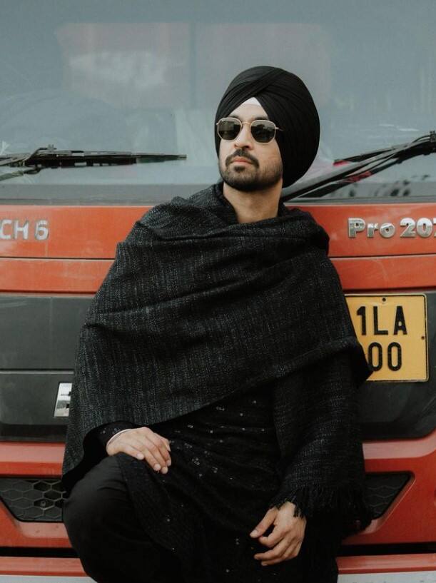 ਦਿਲਜੀਤ ਦਾ ਇਹ ਲੁੱਕ ਫੈਨਜ਼ ਨੂੰ ਆਪਣਾ ਦੀਵਾਨਾ ਬਣਾ ਰਿਹਾ ਹੈ। ਇੱਕ ਯੂਜ਼ਰ ਨੇ ਦਿਲਜੀਤ ਦੀ ਤਾਰੀਫ ਵਿੱਚ ਲਿਖਿਆ, ਕਾਲਾ ਕੁੜਤਾ ਤੇ ਕਾਲੀ ਪੱਗ❤️ ਨਿਰੀ ਅੱਗ...