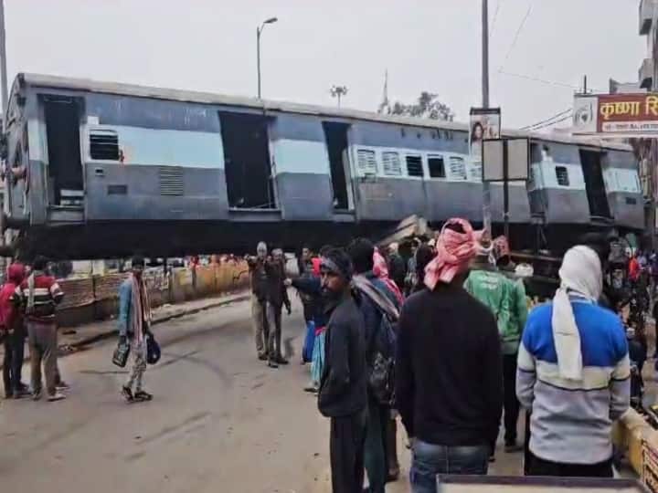 भागलपुर में एक बड़ा हादसा टला, ट्रेन डब्बा ले जा रहा ट्रक दुर्घटनाग्रस्त, पुल से नीचे गिरी बोगी