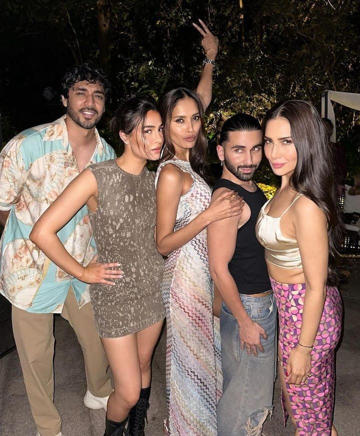 ओरी ने अपने पार्टी की कुछ इनसाइड तस्वीरें अपने इंस्टाग्राम अकाउंट पर शेयर की हैं. जिसमें वो एक दो नहीं बल्कि कई हसीनाओं संग मस्ती करते दिखे.