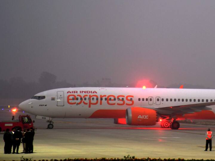 अयोध्या के महर्षि वाल्मीकि अंतरराष्ट्रीय हवाई अड्डे पर उड़ान भरने को तैयार एक फ्लाइट.